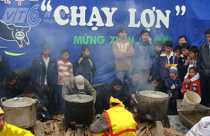 Ông Nguyễn Văn Chỉnh, nguyên cán bộ văn hóa huyện Phú Xuyên, thành viên ban tổ chức lễ hội, hội “Chạy lợn” ở làng Diền, nay là thôn Duyên Yết đã có từ hàng ngàn năm trước, gắn với truyền thuyết về Cao Sơn Đại Vương.