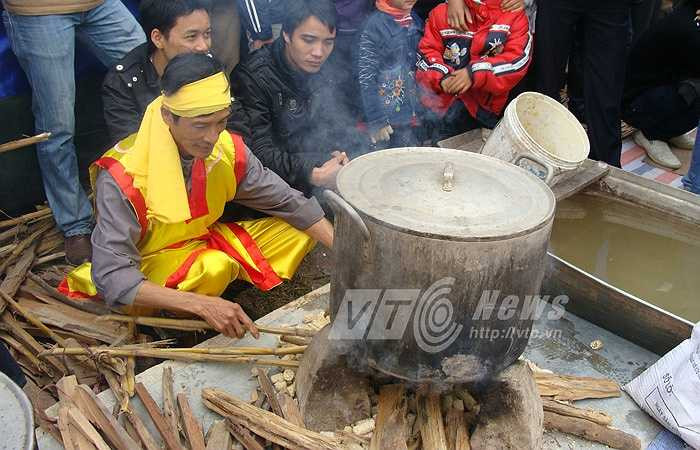 Đình Duyên Yết, hay còn gọi là đình Chạy Lợn, được dân làng dựng từ 400 năm trước. Đình thờ Cao Sơn Đại Vương. Ông là một trong hai người em nuôi của đức thánh Tản Viên, có công rất lớn trong việc đánh đuổi quân Thục xâm lược nước ta.