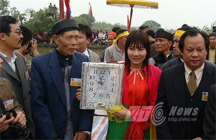 Trong một lần Cao Sơn Đại Vương hành quân thần tốc đã đi qua làng Diền. Đến làng, quân sĩ mệt mỏi, lại đói, nên các cụ trong làng xin ngài cho làm cỗ khao quân. Cao Sơn Đại Vương cám ơn các bô lão và từ chối, vì quân lính phải hành quân thần tốc, không thể dừng lại lâu.