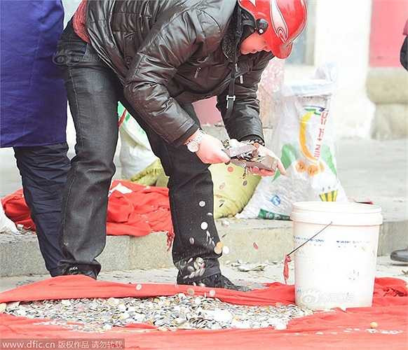 Mũ bảo hiểm sẽ giúp cho nhân viên trong ban quản lý không bị các đồng tiền xu do dòng du khách thập phương đến chùa ném vào mái và sảnh rơi xuống