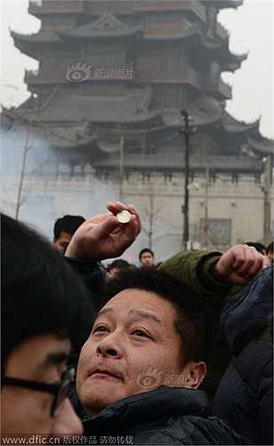 Theo tục lệ, những người đến ngôi đền này đều muốn ném một đồng xu lên trên mái để cầu mong năm mới may mắn