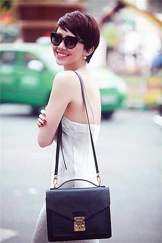 Thời trang giúp Tóc Tiên luôn tràn đầy sức sống. Với những lựa chọn trang phục, phụ kiện, lối trang điểm ăn ý, nữ ca sĩ luôn xuất hiện với trạng thái tươi tắn và giàu năng lượng.