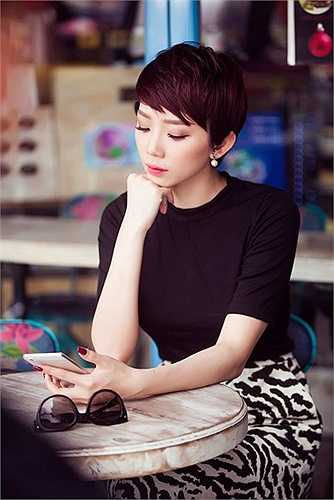 Tóc Tiên trong một hình ảnh khác, kín đáo và cổ điển hơn.