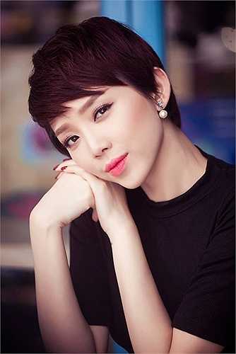 Trở về showbiz chưa lâu, gịong ca 'Ngày mai' rất được truyền thông ưu ái và săn đón