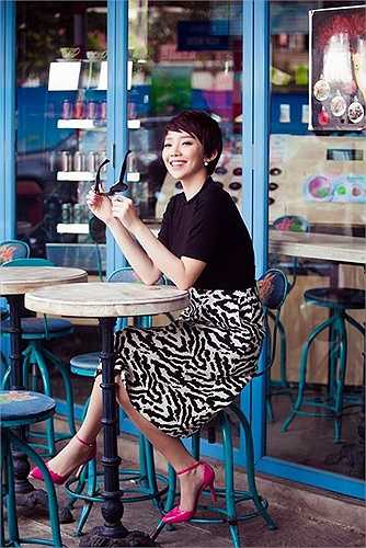 Nữ ca sĩ khéo léo kết hợp phụ kiện nổi bật với bộ đồ tối màu.