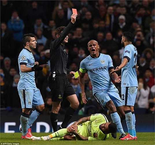 Man City thiệt thòi quân số trước trận lượt về khi Gael Clichy bị truất quyền thi đấu ở trận này, do đã nhận đủ 2 thẻ vàng. 