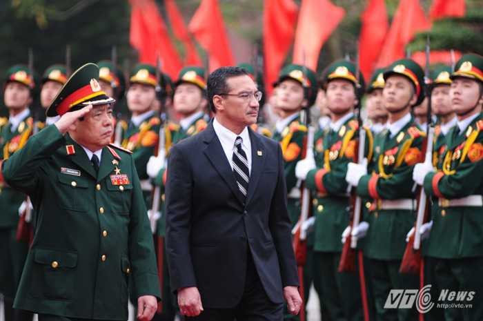 Bộ trưởng, Đại tướng Phùng Quang Thanh cùng Bộ trưởng Hishammuddin Husein duyệt đội danh dự