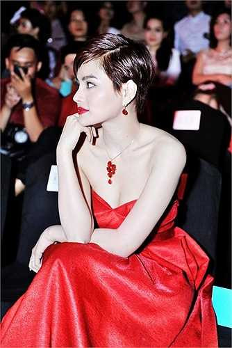 Năm 2012, Vũ Thu Phương, chân dài đắt giá của showbiz Việt cũng 'theo chồng bỏ cuộc chơi'.