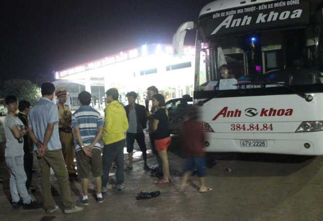 Xe khách hỏng dọc đường, nhiều hành khách bị 'bỏ rơi' trong đêm
