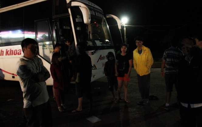 Xe khách hỏng dọc đường, nhiều hành khách bị 'bỏ rơi' trong đêm
