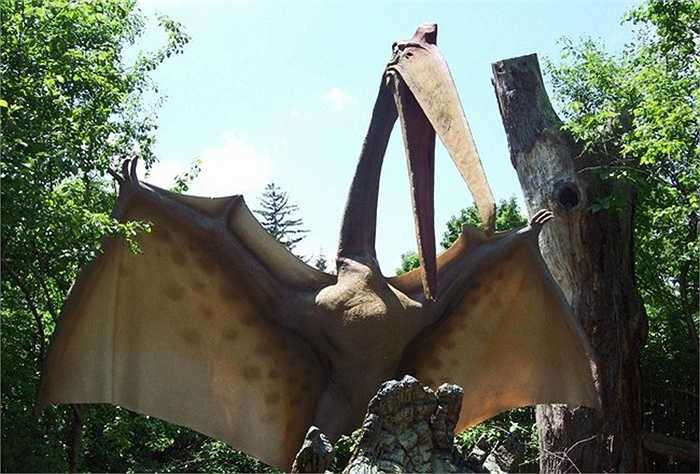 Quetzalcoatlus là một trong sống những động vật bay lớn nhất mọi thời đại. Quetzalcoatlus là thành viên của họ Azhdarchidae, một họ thằn lằn bay không răng có cổ dài. Hình dáng khổng lồ của nó khiến những sinh vật ăn thịt khác phải dè chừng. 