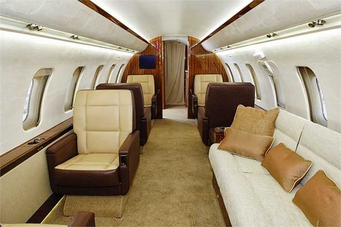 Những máy bay này được sản xuất từ năm 1986 tại hãng Bombardier Aerospace của Canada. Giá bán của chúng vào khoảng 25 triệu USD