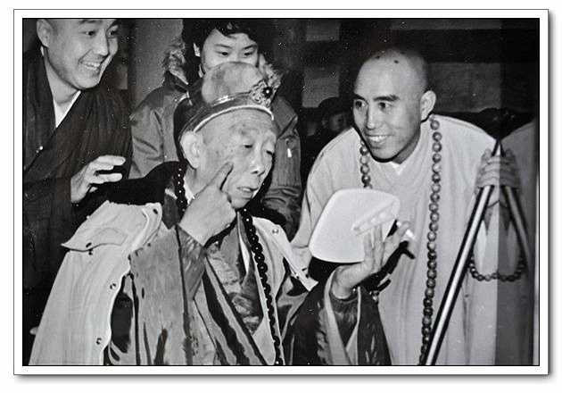 Trình Chi (Kim Trì trưởng lão, mất 1995) vừa hút thuốc vừa trang điểm, bên cạnh Lý Vĩnh Quý (Quảng Trí hòa thượng)