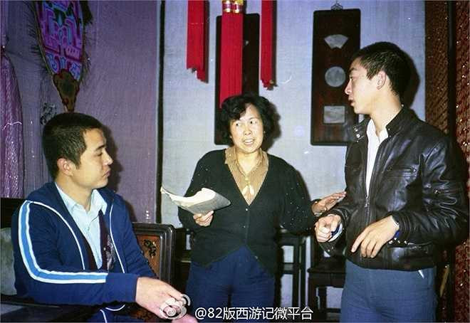 Đạo diễn chỉ đạo Lục Tiểu Linh Đồng và Lâm Chí Khiêm (Nhị lang thần) diễn xuất.