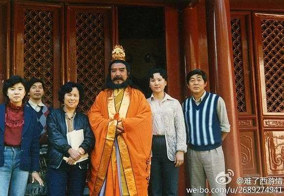 Ảnh Tề Thiên lạc, Lưu Tân (áo đỏ tay trái vai Bách Hoa Mĩ công chúa), Cung Minh (Châu Tử Quốc quốc vương, áo trắng giữa), Vương Phụng Hà (áo đỏ tay phải, Thiết phiến công chúa, mất 1993), cạnh đạo diễn là diễn viên Cao Ngọc Sảnh (Cao lão phu nhân), ngoài cùng tay phải phó đạo diễn Nhậm Phụng Pha, kế Lục Tiểu Linh Đồng, Mã Đức Hoa, Hạng Hán...