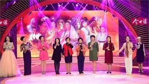 Các nữ diễn viên và đạo diễn gặp mặt phát sóng trên đài Giang Tô tháng 2/2015, Lý Linh Ngọc đã bắt nhịp với Trương Thanh, Ngải Kim Mai, Tả Đại Phân, Vương Dương, Ngụy Tuệ Lệ, Tôn Phượng Cầm (Lê Sơn lão mẫu), Thẩm Tuệ Phân (Chân Chân), Dương Phụng Nhất (Ái Ái), Mã Linh (tiên nữ thiên cung, múa phụ họa Hằng Nga) hát ca khúc Tình nhi nữ cải biên. (Nguồn: Zing)