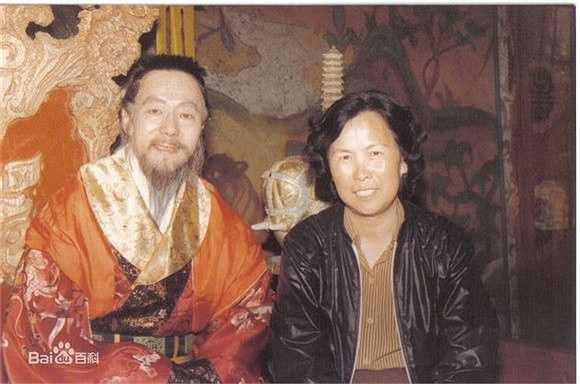 Đạo diễn với Hoàng Phỉ, vai lão ông tập Ba lần đánh Bạch Cốt tinh. Hoàng Phỉ mất năm 1999.