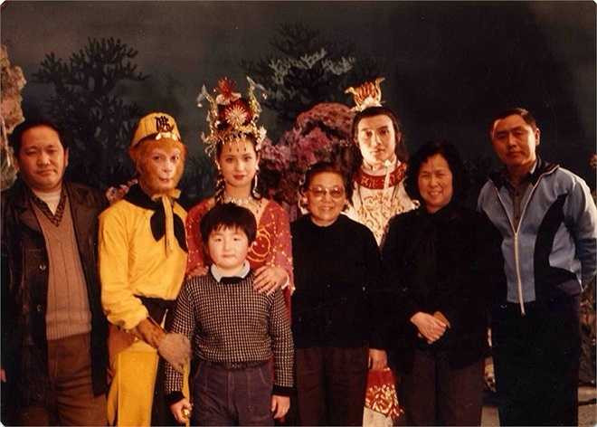 Trương Thanh (Vạn thánh công chúa), Vương Bá Chiêu (Bạch long mã) chụp ảnh giao lưu. 