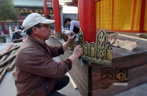 Các đoàn làm phim phải tự thực hiện nội thất trong các tòa thành khi quay ở đây.