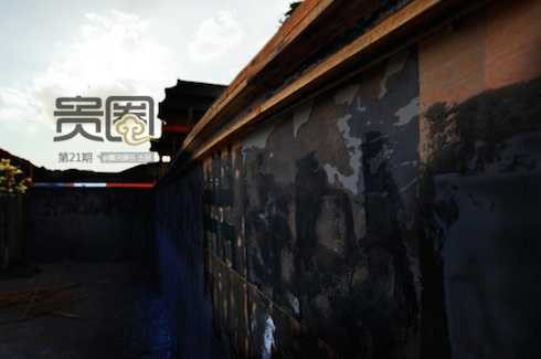 Những bức tường thành vốn chỉ làm bằng gỗ do đoàn làm phim dựng lên.