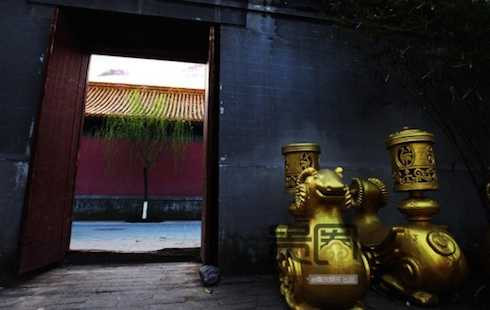 Hai linh vật vàng làm bằng gỗ phủ sơn đặc biệt.