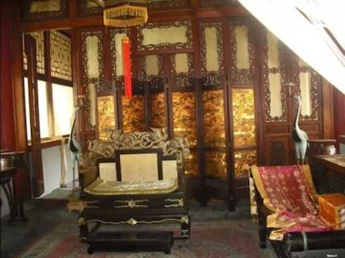 Đoàn làm phim phải tự trang trải kinh phí nội thất trong phim trường.