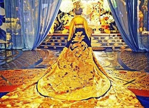 Váy có giá 1,7 tỷ đồng khi đăng cơ của Võ Mỵ Nương.