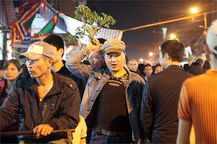 Tại Nam Định có hai chợ Viềng cùng họp là chợ Viềng Vụ Bản và chợ Viềng Nam Trực. Khác với chợ Viềng Vụ Bản bán nhiều cây giống, cây cảnh và thịt bê thui, chợ Viềng Nam Trực bán chủ yếu hàng gia dụng.