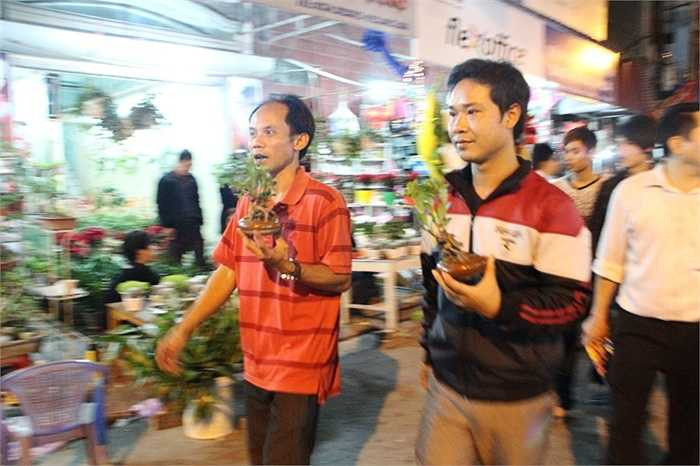 Ngay từ đêm ngày mùng 7 tháng Giêng, hàng vạn người từ khắp mọi nơi đã đổ về chợ Viềng (Nam Giang, Nam Trực) để 'mua rủi, bán may'.