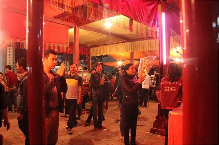 Đi chợ cũng không quên cầu cho năm mới an khang hạnh phúc.