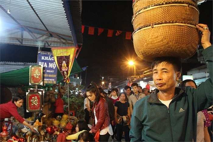 Mỗi người lựa chọn một món đồ phù hợp để mang về nhà.