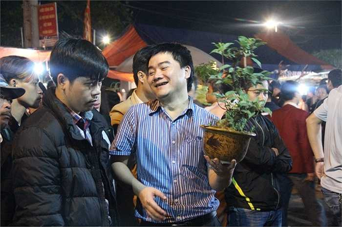 Niềm vui khi lựa chọn được một cây cảnh ưng ý.