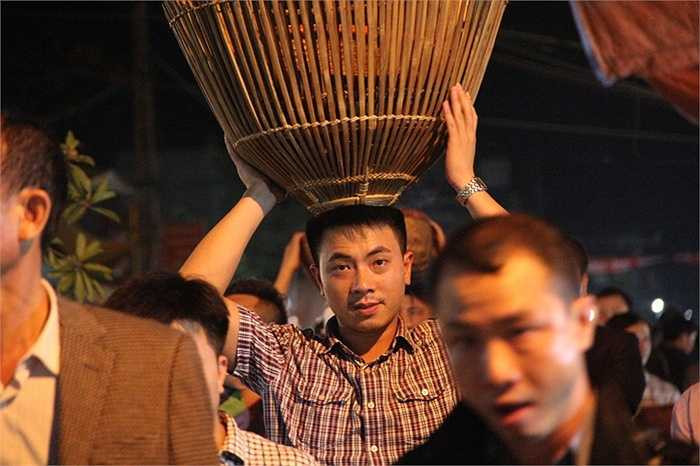 Cầu mong may mắn suốt một năm. (Thực hiện: Phạm Thịnh)