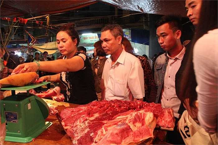 Thịt bò, thịt bê thui là đặc sản không thể thiếu trong mỗi phiên chợ Viềng hàng năm.