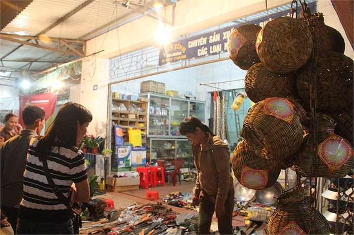 Những nông yếu cụ gần gũi với cuộc sống của người dân cũng được bày bán la liệt khắp khu chợ.