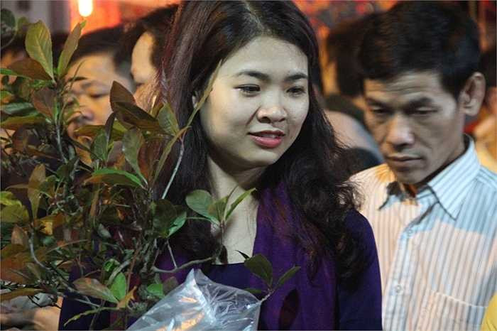 Nhiều cô gái cũng rất vui sướng khi tự tay lựa chọn những cây cảnh xinh xắn mang lại may mắn trong năm.