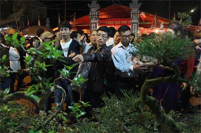 Càng về đêm, người vào chợ mỗi lúc một đông. Phiên chợ cầu may nên người bán và người mua cũng rất thoải mái.