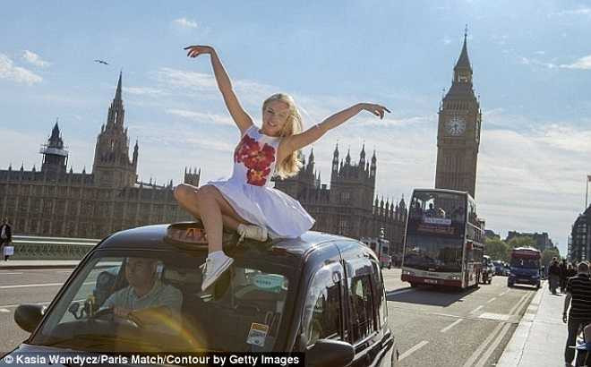 Năm 16 tuổi, Lauren Marbe khiến các giáo viên của cô phải choáng váng khi bài kiểm tra trí tuệ Mensa của đạt 161 điểm. Cô gái với vẻ bề ngoài 'tóc vàng hoe' xuất thân từ Essex chính thức trở thành người có chỉ số IQ cao hơn cả thiên tài Albert Einstein, Stephen Hawking và Bill Gates.