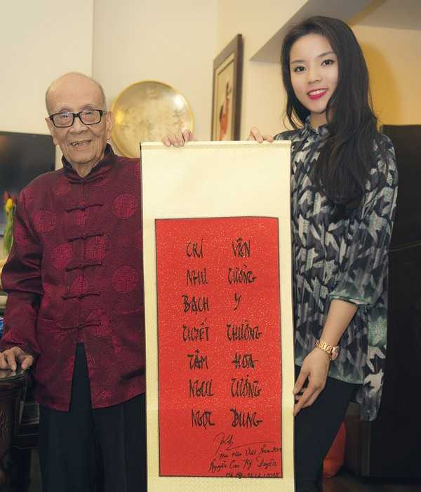 Kể từ khi đăng quang ngôi vị Hoa hậu Việt Nam 2014, thị phi luôn theo đuổi Kỳ Duyên. Trong dịp Tết vừa qua, Kỳ Duyên đến nhà riêng chúc Tết Anh hùng lao động, Giáo sư Vũ Khiêu nhân dịp ông bước sang tuổi 100. Tại nhà riêng Giáo sư, Kỳ Duyên được ông dặn dò về trách nhiệm khi lên ngôi Hoa hậu đồng thời được ông viết tặng câu đối.