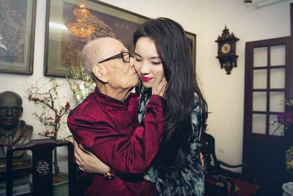 Trong số những bức ảnh chụp kỷ niệm, có tấm ảnh Giáo sư Vũ Khiêu ôm hôn Kỳ Duyên thể hiện sự cảm mến của ông với cô trò nhỏ gây sự chú ý của công chúng và cư dân mạng. Một số người cho rằng hành động ôm hôn này có phần vồn vã và không phù hợp. Hai vế câu đối mà ông tặng Kỳ Duyên cũng bị đem ra phân tích, mổ xẻ.