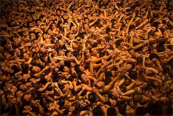 Hàng ngàn người đàn ông tham gia vào lễ hội cầu may đầu năm ở Đền thờ Saidaiji, Okayama