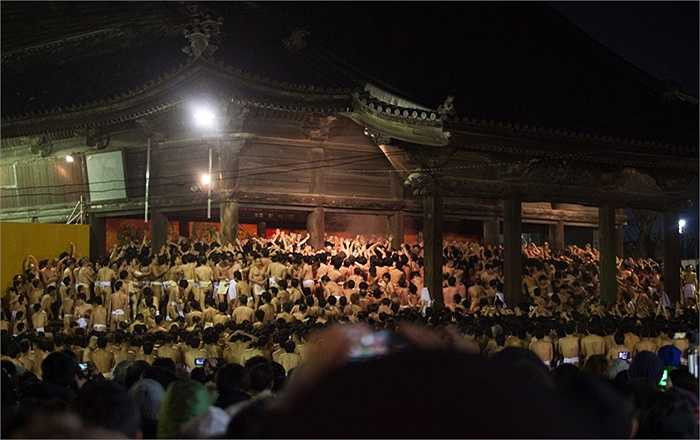 Hơn 10.000 người chen lấn để lấy 2 thanh bùa may mắn