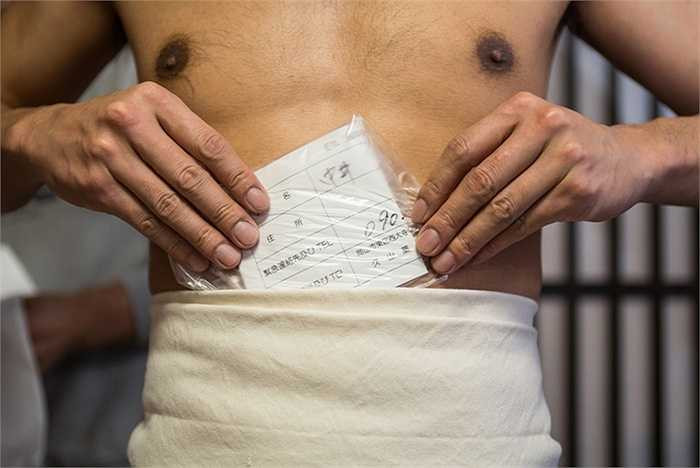 Mỗi người đàn ông phải có một túi đựng tờ giấy ghi tên, nhóm máu và số điện thoại liên hệ trong trường hợp khẩn cấp trước khi tham gia lễ hội