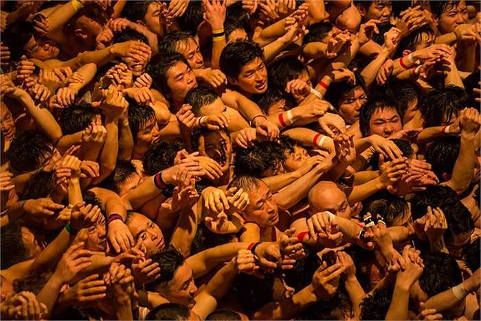 Những người đàn ông tham gia chỉ mặc trên người mảnh khố