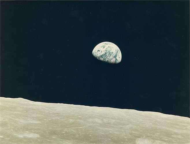 Bức ảnh này có tên gọi 'Earthrise' được chụp trong dự án Apollo 8 vào tháng 12 năm 1968, cho thấy Trái Đất lần đầu tiên mọc lên từ đường chân trời của Mặt trăng.