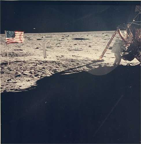 Bức ảnh của phi hành gia Buzz Aldrin, bức ảnh rõ nét duy nhất của nhà du hành vũ trụ Neil Armstrong trên Mặt trăng trong nhiệm vụ Apollo 11, tháng 7 năm 1969.