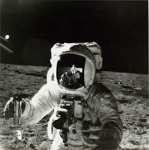 Nhà du hành vũ trụ Alan Bean với sự phản chiếu hình ảnh của phi hành gia Pete Conrad trong mũ bảo hộ của mình tại dự án Apollo 12, tháng 11 năm 1969.