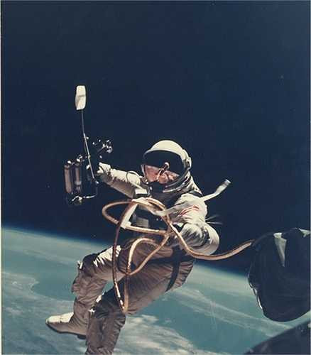 Edward Higgins White là người Mỹ đầu tiên bước chân vào vũ trụ trong dự án vũ trụ Gemini 4 với Gemini-4 là chuyến bay có người lái thứ 2, thực hiện vào tháng 6 năm 1965.