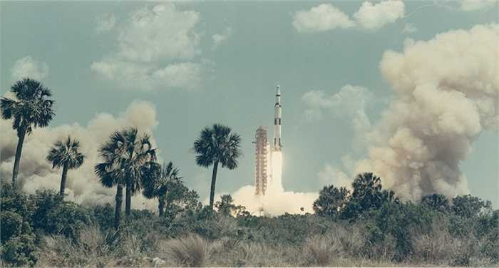 Tàu vũ trụ Apollo 16 cất cánh vào tháng 4 năm 1972. 