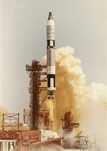 Tàu vũ trụ thực hiện nhiệm vụ Gemini 4 được cất cánh.